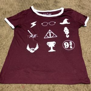 Harry Potter Medium maroon graphic short sleeve t-shirt white trim EUC